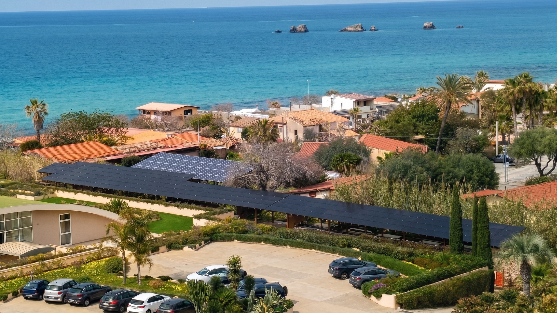 Impianto fotovoltaico su copertura e pensilina solare parcheggio realizzati presso Capovaticano Resort Thalasso Spa