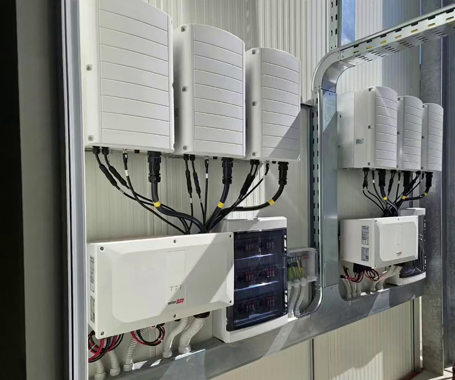 Installazione industriale di inverter trifase, canalizzazioni metalliche e quadri elettrici realizzata da Sinergetica